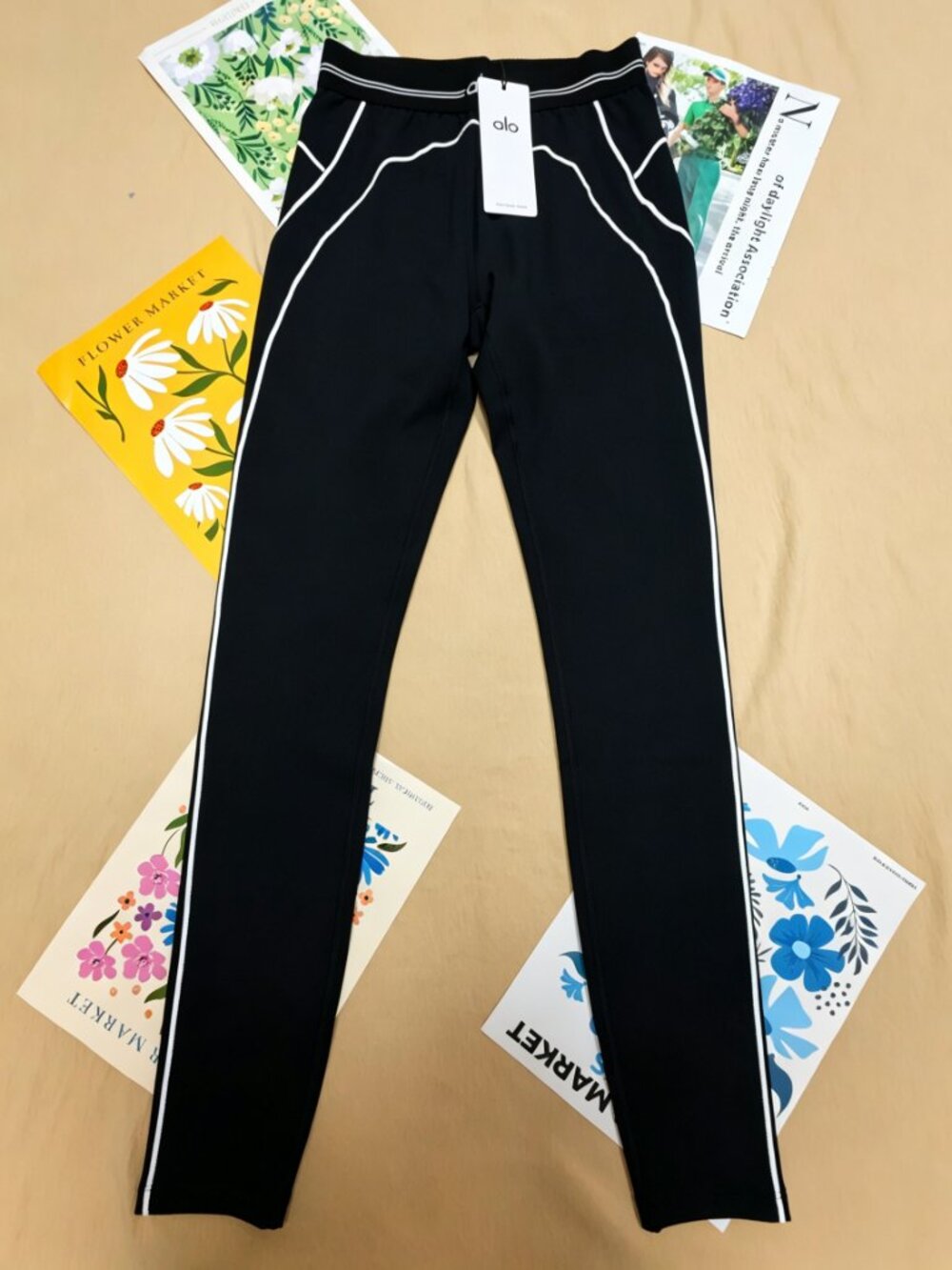 ALO Yoga NWT🧘🏻Airbrush High-Waist Heart Throb Black/White Legging🎭 - Picture 5 of 13